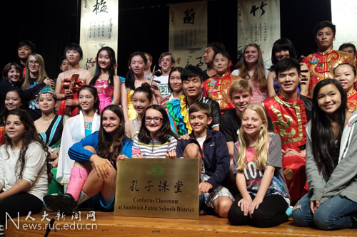 部分学生和演员合影